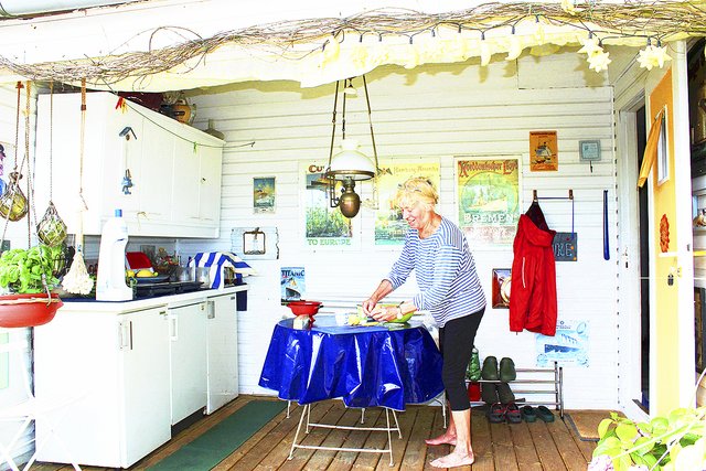 Auf der Veranda bereitet Helgard Blanke meist das Essen vor