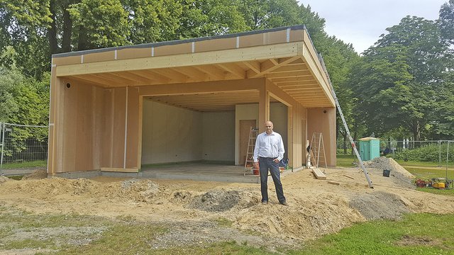 Der neue Veranstaltungspavillon an den Wallanlagen - hier mit dem städtischen Bauingenieur Bernd Bieber - wird Außenstelle des Streetworkers des Altländer Viertels   Fotos: tp/Stadt Stade
