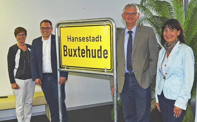 Politischer Meinungsaustausch in Buxtehude: Katja Oldenburg-Schmidt, Tiemo Wölken, Erster Stadtrat Michael Nyveld und Wirtschaftsförderin Kerstin Maack. | Foto: Hansestadt Buxtehude