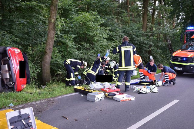 Rettungskräfte kümmern sich um die schwer verletzte Frau