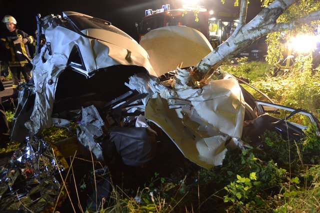Rettungskräfte an der Unfallstelle | Foto: Polizei Stade