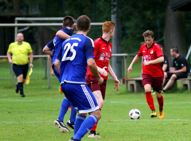 Vincent Lewandowski (re.) vom TV Welle im Ballbesitz