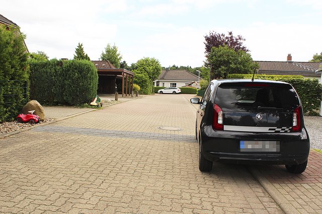 Beim Überfahren dieser Bodenwelle im Wiegersweg ruckelt es so heftig, dass viele Autofahrer auf den Fußweg ausweichen