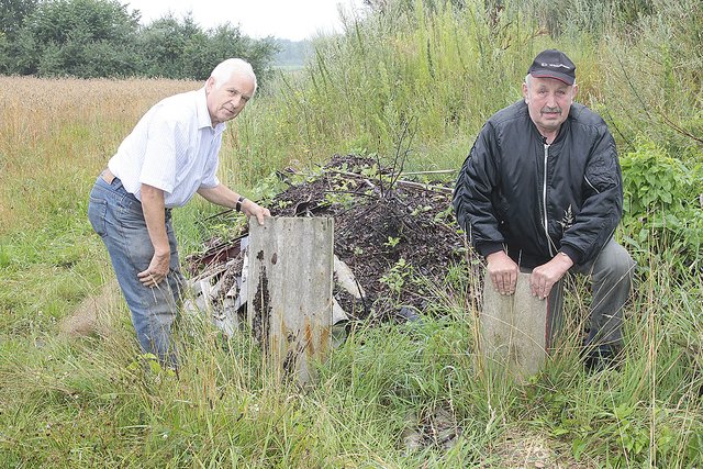 Umweltfrevler entsorgten Eternit und anderen Bauschutt am Rand eines Feldweges. Bürgermeister Horst Deede (li.) und Landwiirt Günther Sievers sind darüber verärgert
