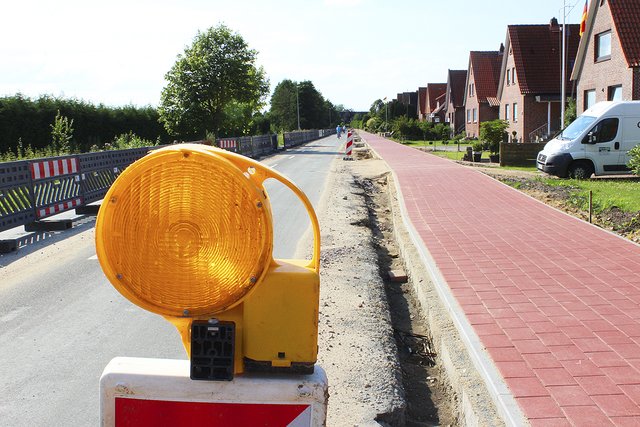 Gut erkennbar: Der rotgepflasterte Fuß- und Radweg ist bereits so gut wie fertig