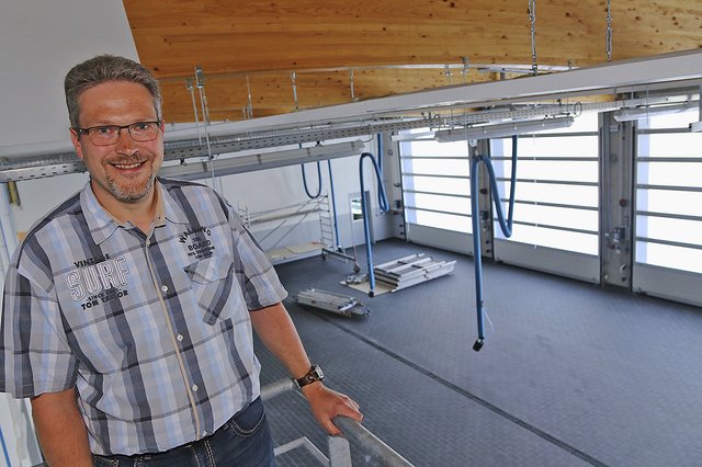 Johann Mehrkens im Herzstück des Gerätehauses: der Fahrzeughalle Fotos: jd
