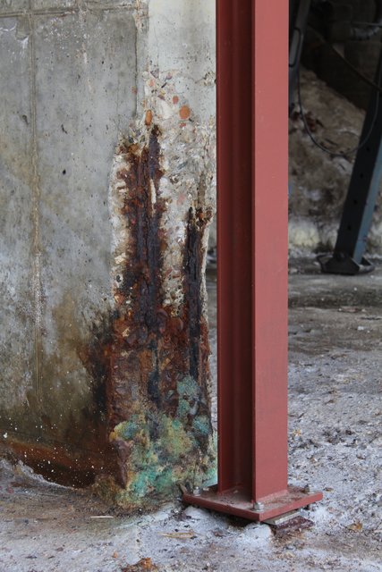 Der Rost ist durch den Beton bist nach außen gedrungen, ein Stahlpfeiler stützt jetzt das Gebäude