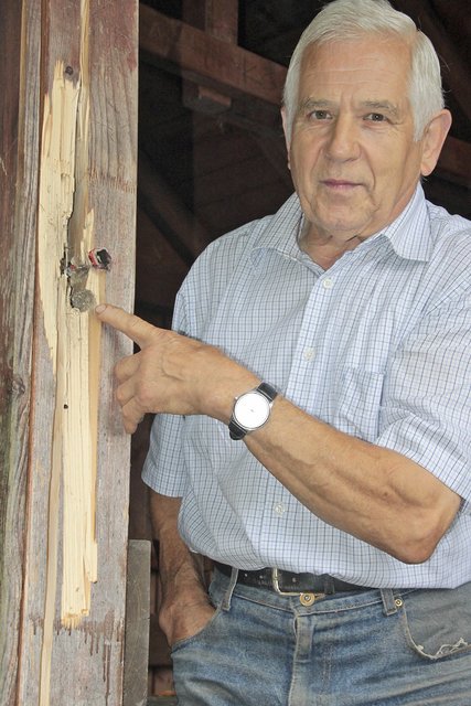 Mit Feuerwerkskörpern wurde ein Teil des Holzständers abgesprengt: Horst Deede in der Schutzhütte