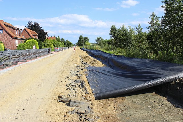 Bei weichen Böden müssen Straßenbauer eine spezielle Geotextil-Folie einziehen, um spätere Absenkungen zu vermeiden