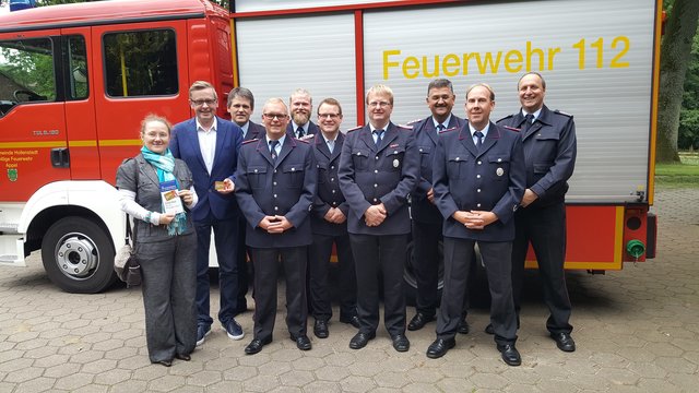 Dagny Eggert Vogt überreicht Samtgemeinde-Bürgermeister
Heiner Albers (v. li) und Samtgemeinde-Brandmeister Carsten Beneke sowie Feuerwehrleuten die Ehrenamtskarten