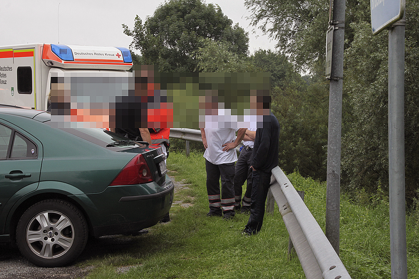 Einsatzkräfte mussten dem Springer (re.) gut zureden, bevor er sich ärztlich untersuchen ließ
