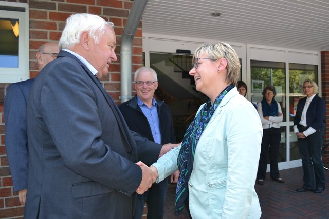 CDU-Landtagsabgeordneter Heiner Schönecke begrüßt Frauke Heiligenstadt