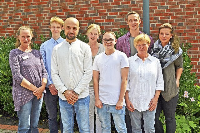 Hauswirtschaftsleitung Inge Ballé (li.), Pflegedienstleitung Susanne Grimm (4. v. li.) und der stv. Pflegedienstleitung Marion Dieckmann (2. v. re.) mit den jungen Leuten, die am 1. August ihre Ausbildung beim Herbergsverein aufnehmen (v. li.): Leif Eggers, Tolnike Chachua, Liam Ohlmeier, Dennis Gras und Samantha Moh