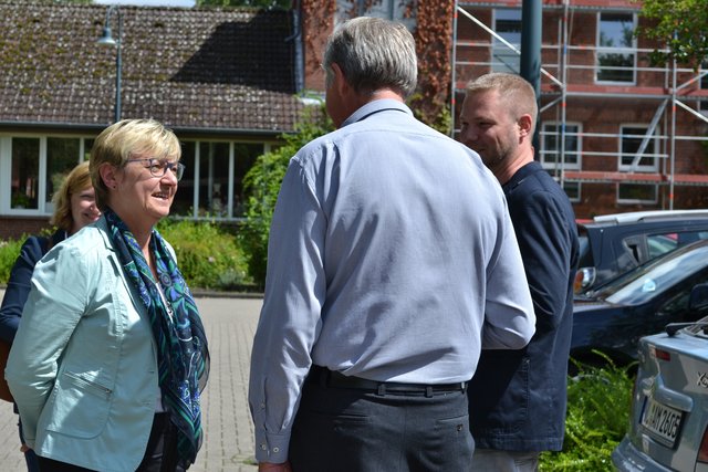 Frauke Heiligenstadt wird von Peter und Helge Johannsen (re.) empfangen