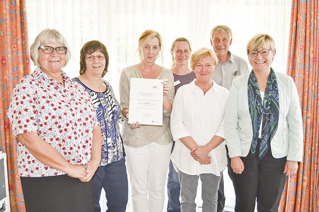 Bei der Urkunden-Übergabe (v. li.): Irena Tollmien (Verwaltung),  Heidi Dahl (Pflegedienstleitung der Diakoniestation), Pflegedienstleitung Susanne Grimm, Hauswirtschaftsleitung Inge Ballé, stv. Pflegedienstleitung Marion Dieckmann, Geschäftsführer Peter Johannsen und Ministerin Frauke Heiligenstadt