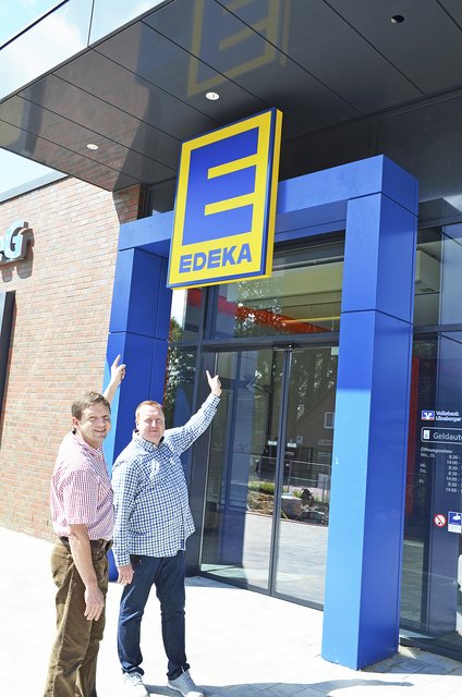 Ulf (li.) und Ingo Schreiber laden die Kunden zur Eröffnung des neuen Edeka Frischemarktes Schreiber am Mittwoch, 2. August, um 7 Uhr ein