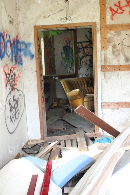 In den ehemaligen Betriebsgebäuden erinnern Möbel an frühere Nutzer. Die Wände sind mit Graffiti beschmiert