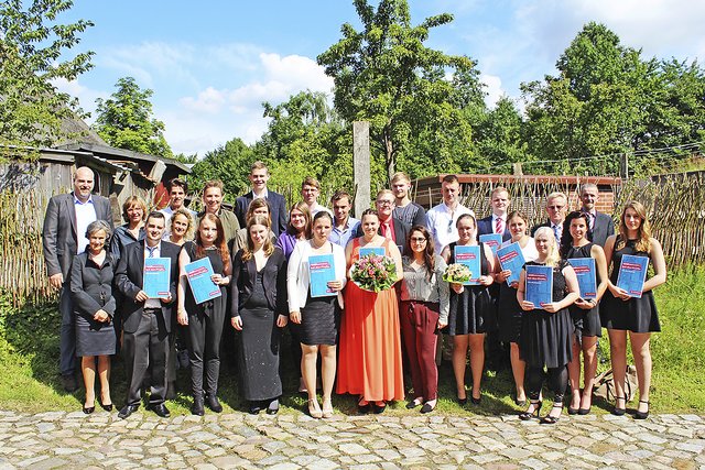 Freuen sich mit ihren Prüfern über die bestandene Gesellenprüfung: Larissa Bergann, Melissa Bergmann, Mareike Christina Bretkuhn, Marc-Oliver Corell, Michelle Dänecke, Lars Gelpke, Rico Georgi, Kyle Haberlandt, Eric Hartmann, Martin Hensel, Nadine Kant, Avin Kaval, Linus Kehlert, Nina Kruse, Chantal Lenk, Manja Najdi, Candy Nolle, Kim-Simone Rheinfels, Daniel Richter, Diana Reynaldo, Debora Schabacker, Jennes Scheibe, Cristian Sörje, Kevin Solinski, Laura Venske, Johanna Vick und Yvonne Zeiser