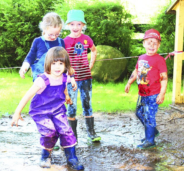 Dass man auch Spaß am nassen Wetter haben kann, beweisen Hanna (vorne), Isabell, Victoria und Pepe (v. li.) aus dem 
DRK-Kindergarten in Dollern Fotos: lt/tp