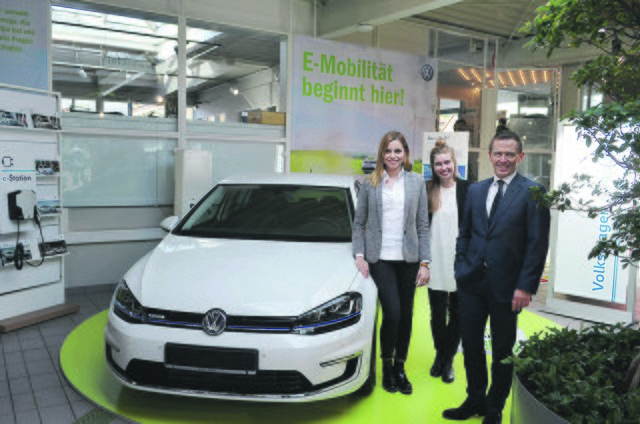 Das Team des Jesteburger Autohauses
„Kuhn+Witte“ präsentiert am Eröffnungstag des Edeka Frischemarktes Schreiber einen VW „e-Golf“ und informiert über die Vorteile der modernen Technik