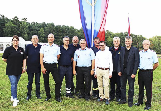 Bei der Eröffnung des Zeltlagers (v. li.): Claudia Neuling, Eckhard Loitz, Tom Spieckermann, Sven Bauer, Jörg Steffen, Günter Rehm, Peter Hinrichs, Rolf Aldag, Hans-Peter Ebeling, Heiko Knüppel, und Detlef Schröder | Foto: Marion Wenner