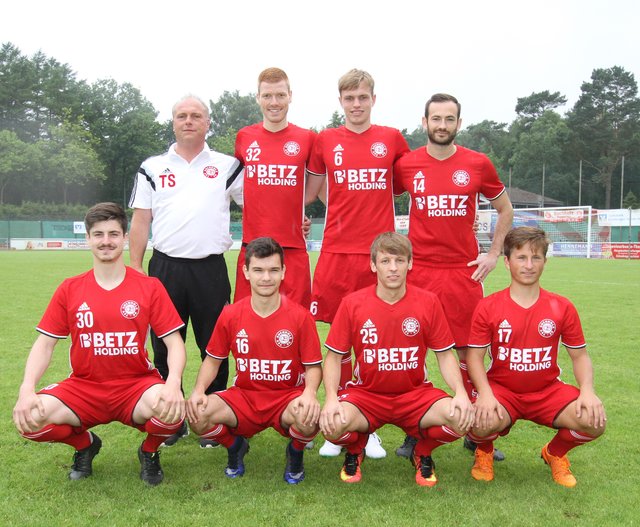 Trainer Thorsten Schneider und seine Neuen (stehend v.l.): Lukas Kremer, Claas Brau und Rückkehrer Philip Mathies; sowie vorne (v.l.): Luca Knobloch, André Lopes de Carvalho Lucas, Philip Kruse und Lucas Figura