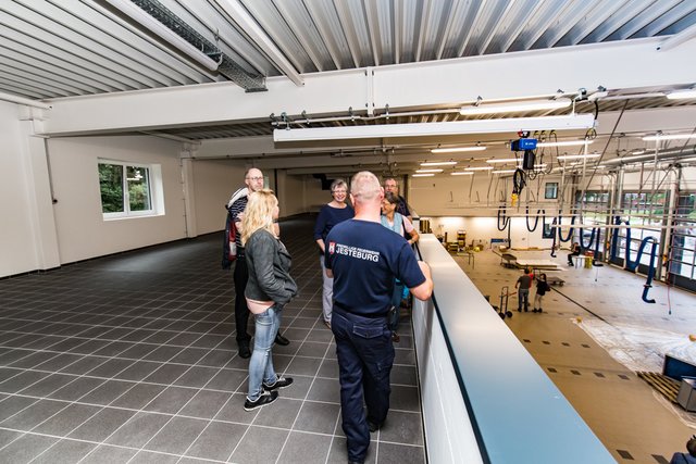Viele Jesteburger nutzten die Gelegenheit, im neuen 
Feuerwehrhaus einen Blick in die riesige Fahrzeughalle zu werfen | Foto: Dennis Tschense