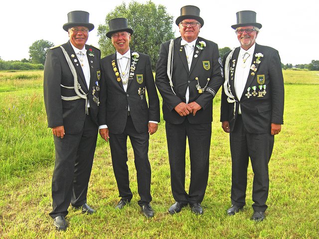 Gute Freunde: König Bernd Bokelmann (2. v. li.)  mit seinen Adjutanten Helmut Klehn (v .li.), Hein Höft und Peter Sumfleth Foto: Bokelmann