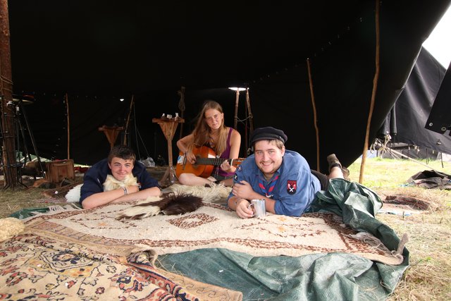 Ein Teppich macht das Zelt erst richtig gemütlich: Philipp, Vanessa und Frederik aus Fredenbeck ruhen sich aus ....