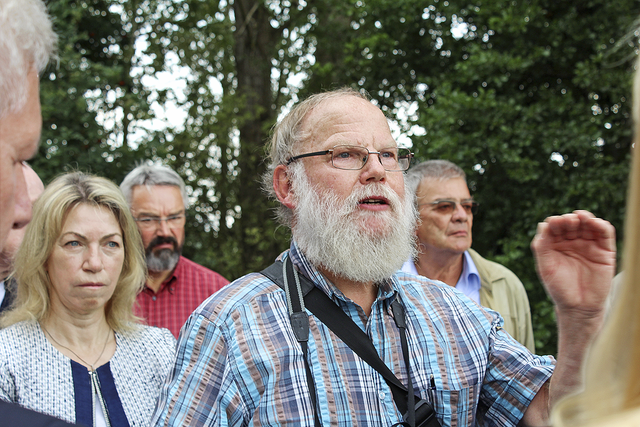 Angelika Gaertner (li.) und Rainer Weseloh (vorne) wollen die geplante Raststätte verhindern