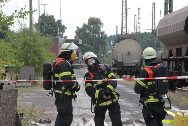 Der Bereich um den Leck geschlagenen Kesselwagen (hi.) wurde weiträumig abgesperrt