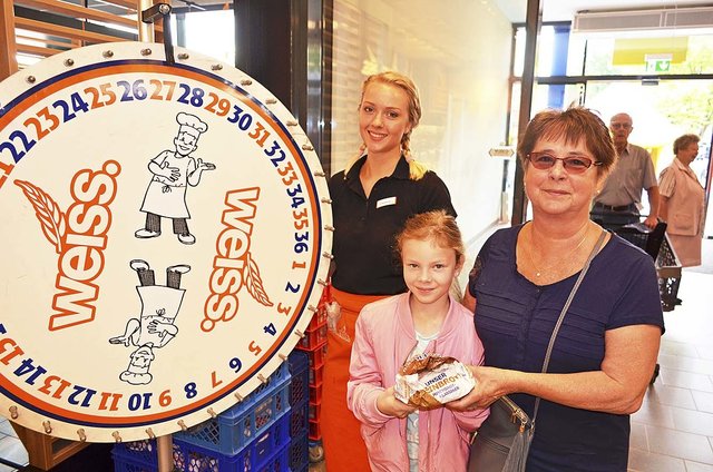Diethild Springer (re.) aus Kakenstorf drehte mit Enkelin Leonie (9) am Glücksrad der Bäckerei Weiss. Mitarbeiterin Kristina Rosenberger übergab den Gewinn