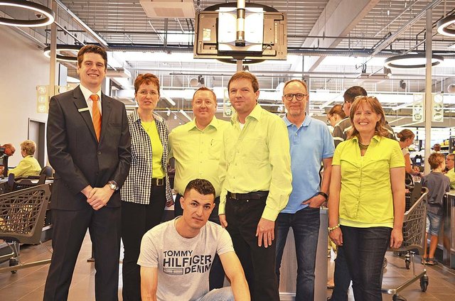Mieter und Inhaber freuten sich über den erfolgreichen Eröffnungstag (hintere Reihe v.li.): Henrick Gätjens (VOBA), Angela Eickhoff (Eickhoffs Hofladen), Ingo und Ulf Schreiber, Jochen Weiß (Bäckerei Weiss), Gesine Funk (Gärtnerei Funk) und (vorne) Mustafa Özkan (Özkan Grill)