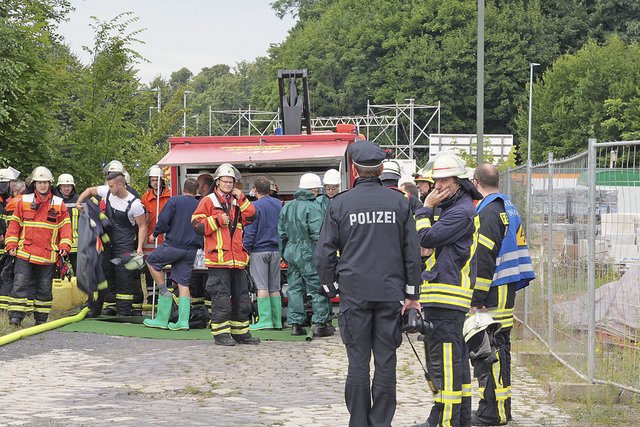 Einsatzkräfte am Güterbahnhof