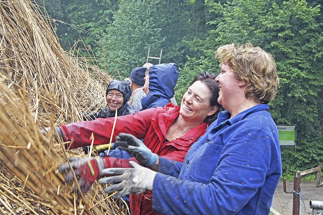 Trotz Regen und Dreck: Die Mühlenretter hatten Spaß bei der Arbeit | Foto: Verein Wassermühle Karoxbostel