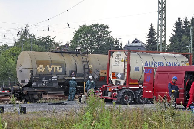 Aus dem kaputten Kesselwaggon pumpten Spezialisten das Dichlormethan in einen Ersatzbehälter (re.), der per Lkw abtransportiert wurde