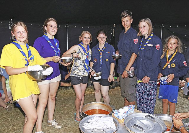 Nastya, Karina und Tetjana aus der Ukraine verköstigen ihre "Nachbarn" Sarah, Eric, Fiona und Flaminia (v.li.) aus Bendestorf mit der osteuropäischen Spezialität Bortscht    Foto: jd