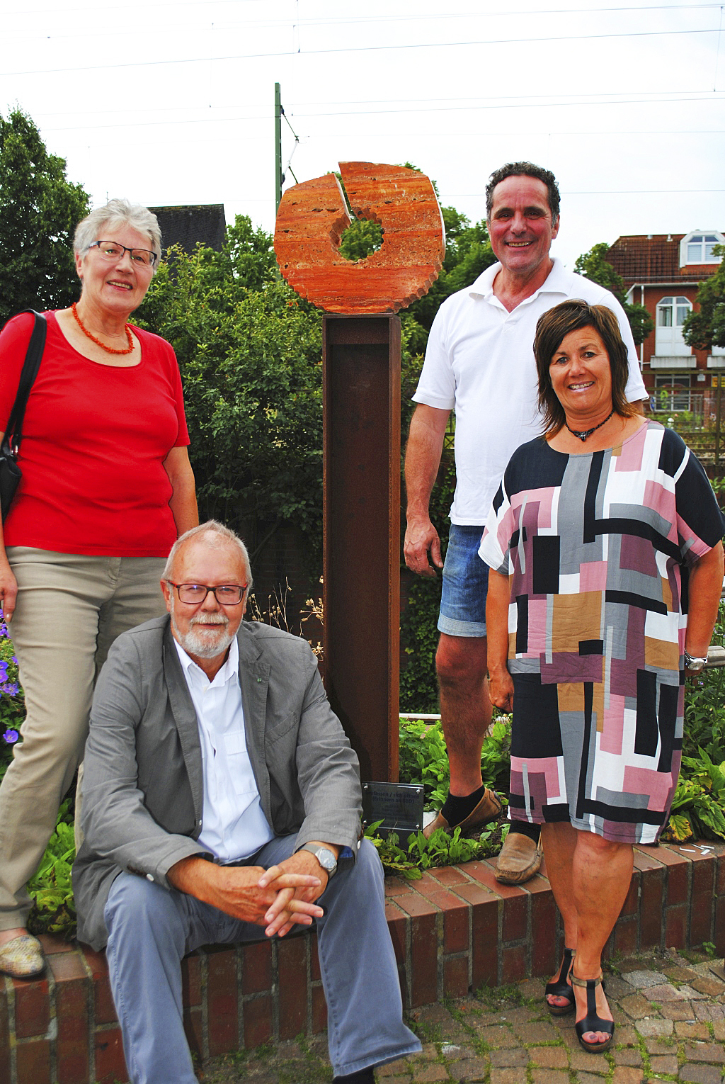 Freuen sich über den tollen Standort (v.li.): Christel Lemm, Michael Bruns , Künstler Thomas Werner und Susanne Wiegel Foto: tk