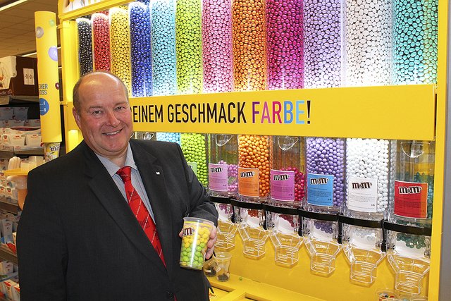 Marktleiter Hartmut Holst vor der neuen Attraktion im Warenhaus: eine "m&m's"-Station zum individuellen Befüllen     
Fotos: bc