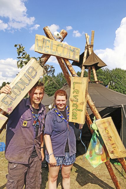 Pascal und Hannah aus Buchholz vor dem Lagertor ihrer Gruppe    Foto: jd