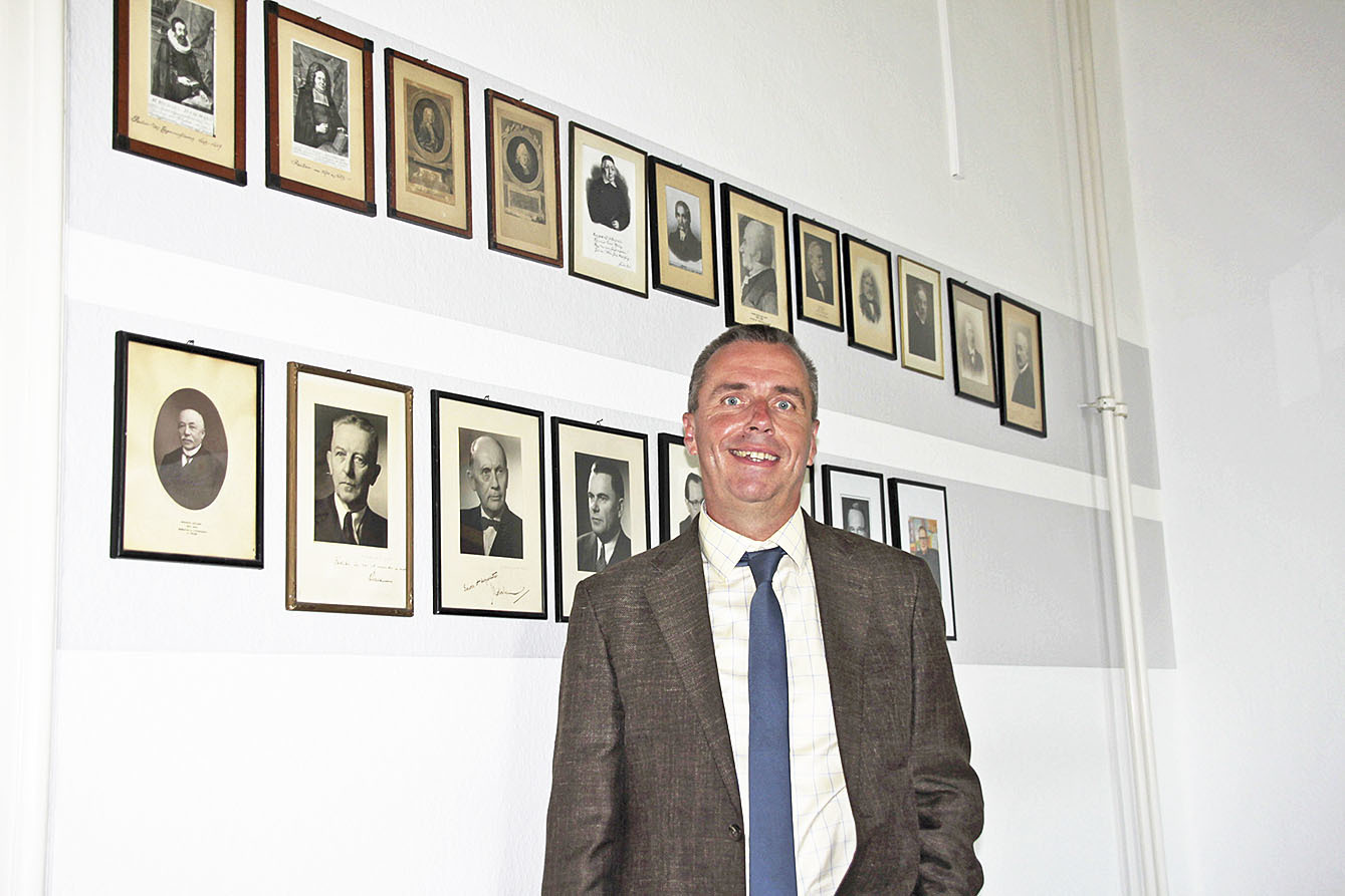 Neuer Sculleiter am Athenaeum: Martin Niestroj vor der Galerie seiner Vorgänger