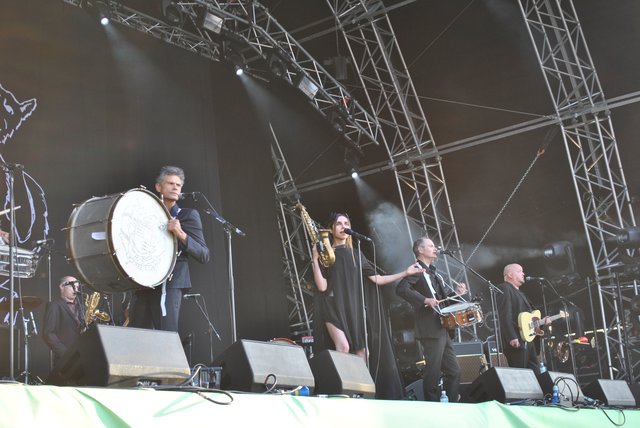 Beeindruckendes Szenario: PJ Harveys Musiker fuhren schwere instrumentale Geschütze auf