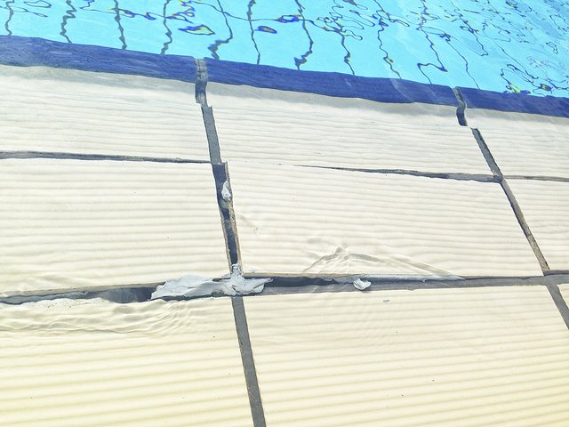 Deutlich zu erkennen: Die Fliesen lösen sich vom Beckenkopf ab | Foto: Thorsten Radde