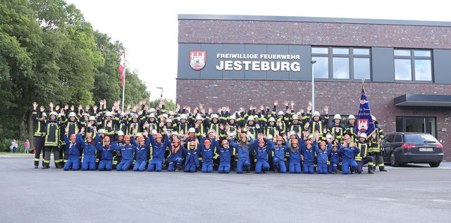 Endlich angekommen! Die Mitglieder der Freiwilligen Feuerwehr freuen sich über ihr neues Gerätehaus | Foto: Freiwillige Feuerwehr Jesteburg