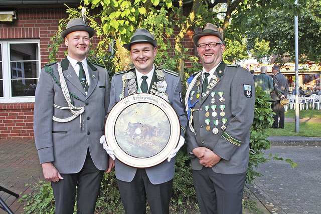 Schützenkönig Oliver "das Blaubein" Jantzen (Mitte) mit seinen Adjutanten Clemens Cohrs (li.) und Peter Gößling