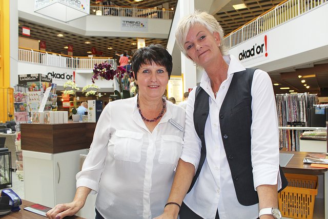Angelina Pintal (li.) und Manuela Schulz begrüßten bei Möbel Jähnichen die Kunden