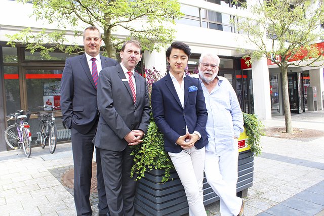 Freuen sich auf tolle Konzerte (v.li.): Andreas Sommer (Vorstandsmitglied der Sparkasse Harbug-Buxtehude), Sparkassen-Regionaldirektor Matthias Weiß, Haoiu Zhang und Dieter Klar