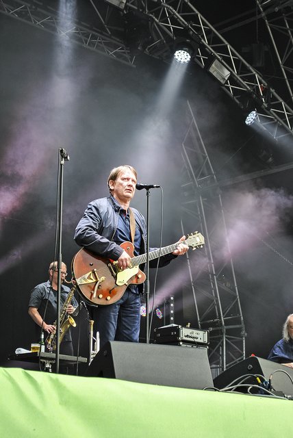 Pop-Veteranen auf der Bühne: die seit über 30 Jahren bestehende Band "Element Of Crime" um Sänger Sven Regener