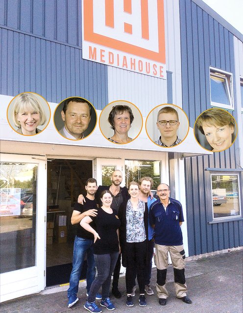 Das MEDIAHOUSE-Team (oben v. li.): Anja Rankenburg, Dirk Ackermann, Sabine Wulf, Christopher Feil, Britta Stankowitz-Lange (unten v. li.): Phillip und Jennifer Ackermann, Benjamin Fastert, Carina Ackermann und Nico Lohner, Peter Todt | Foto: MEDIAHOUSE