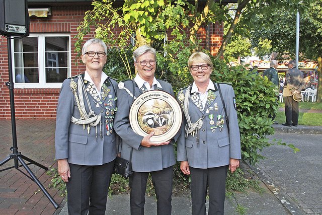 Freude über den Titelgewinn: Damenkönigin Veronika Schwarz (Mitte) mit ihren Adjutantinnen Beate Gößling (li.) und Marianne Eddelbüttel